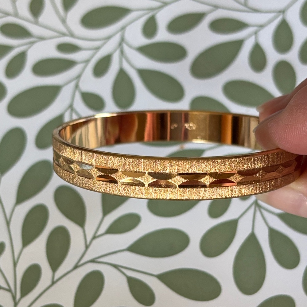 Monet Gold Tone Bangle Bracelet Size 8